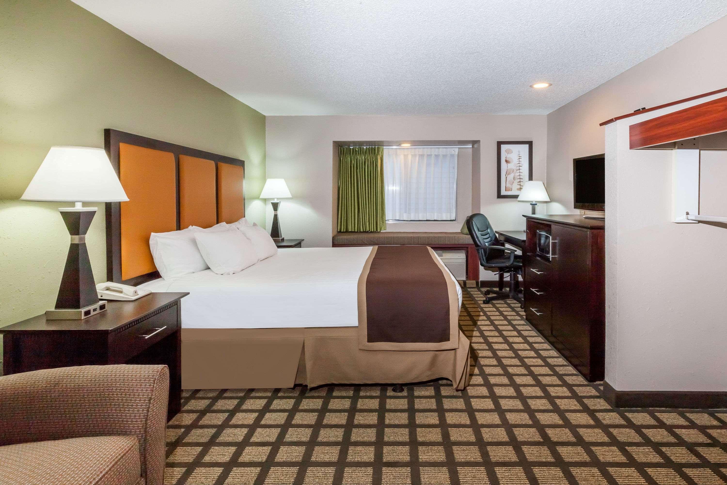 Baymont By Wyndham Gaylord Hotel Exterior photo