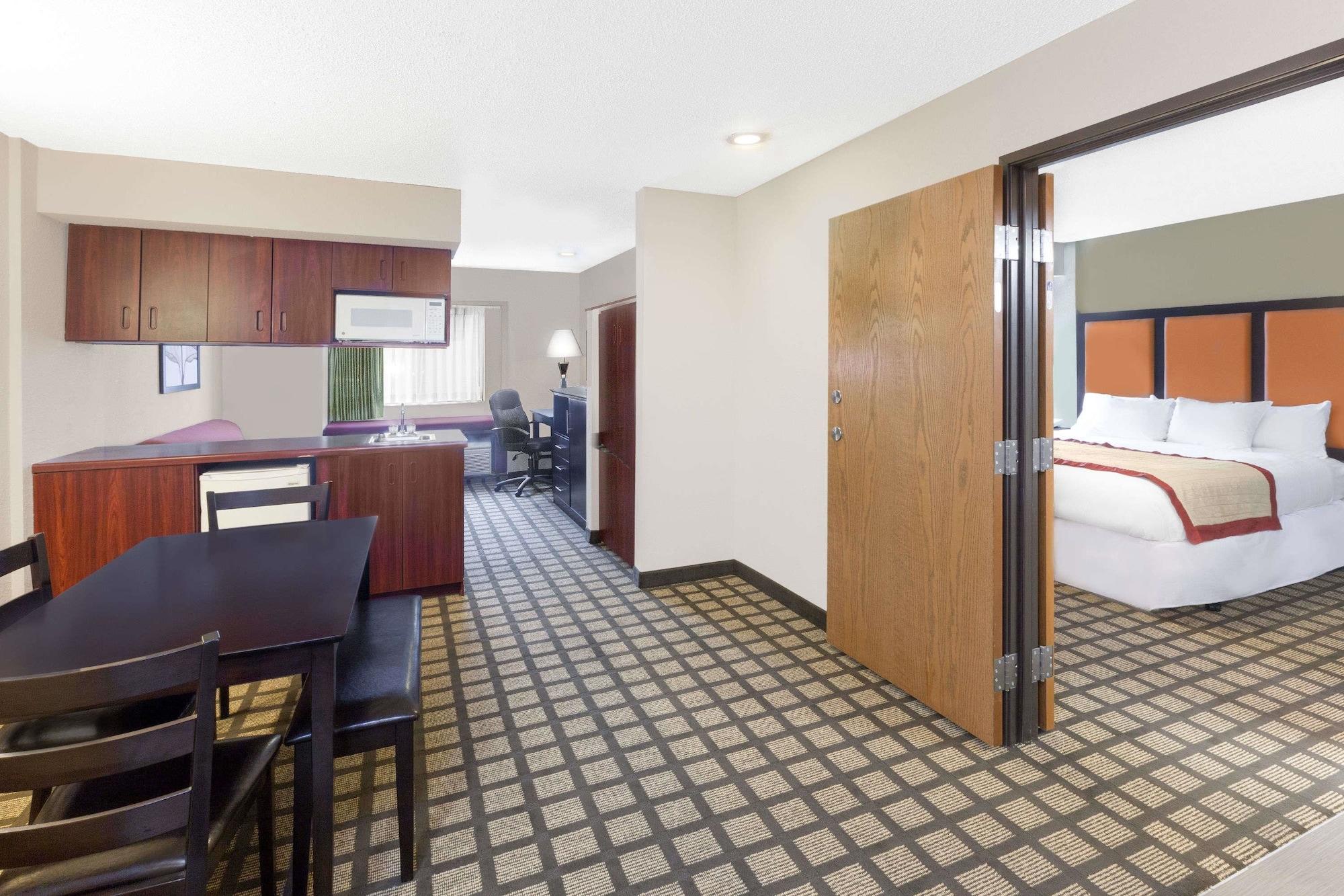 Baymont By Wyndham Gaylord Hotel Exterior photo